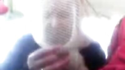 పెద్ద నకిలీ టిట్‌లను కలిగి ఉన్న ఫిట్ మిల్ఫ్ ఒక వ్యక్తి ద్వారా వేలికొనబడుతోంది