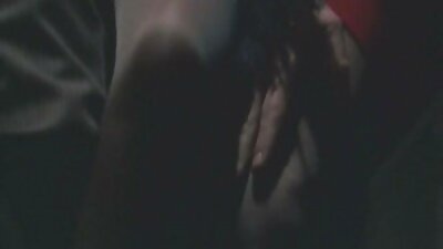 చిన్న టిట్స్ ఆసియన్ అందమైన పడుచుపిల్ల తన కంట్ని తెల్లటి డిక్ మీద వేస్తుంది